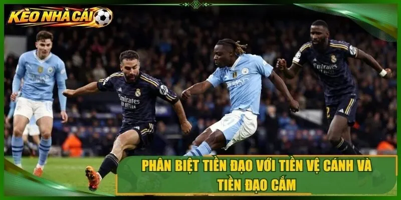 Phân biệt tiền đạo với tiền vệ cánh và tiền đạo cắm